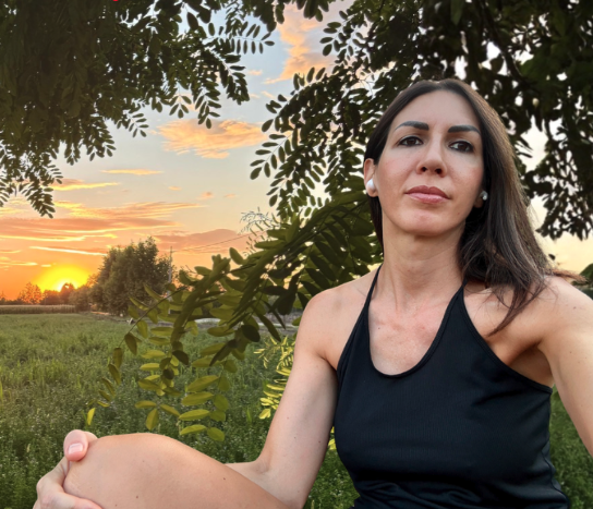 Ritratto di Cristina Ruggeri al tramonto in natura